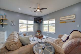 Stroll to Lake & State Park! Cozy Vian Cabin - 7