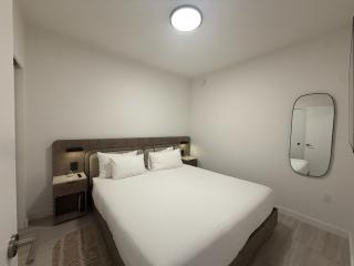 Modern 1BR Oasis - Rooftop Pool & Gym - 1
