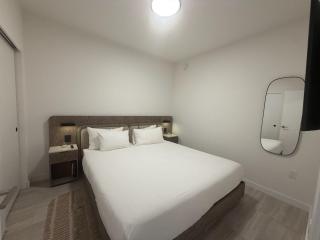 Modern 1BR Oasis - Rooftop Pool & Gym - 6