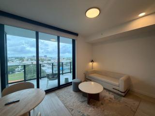 Modern 1BR Oasis - Rooftop Pool & Gym - 3
