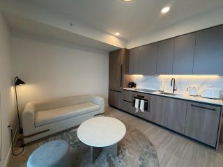 Modern 1BR Oasis - Rooftop Pool & Gym - 2