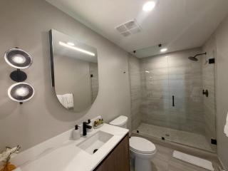 Modern 1BR Oasis - Rooftop Pool & Gym - 4