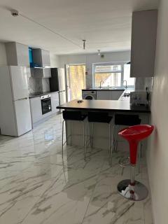 Cardiff inner city centre Cosy house share bathroom fast WiFi - 2