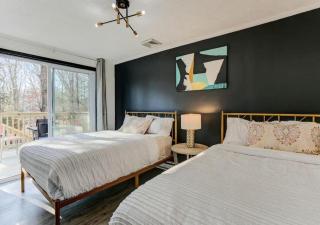 Modern 4 Bedroom Home with Sauna and Game Room in Gated Lake Community - 1