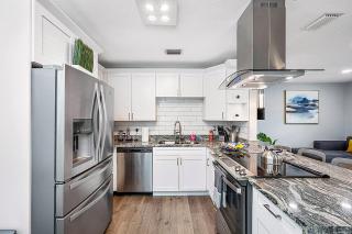 Heated Pool, 5 Min to Busch Gardens 3BR Sleeps 6, Sunlit Pool Haven - 4