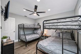 Heated Pool, 5 Min to Busch Gardens 3BR Sleeps 6, Sunlit Pool Haven - 3