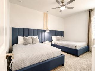 Luxury 3BR Vacay with 2 clubhouses & Waterpark - 2