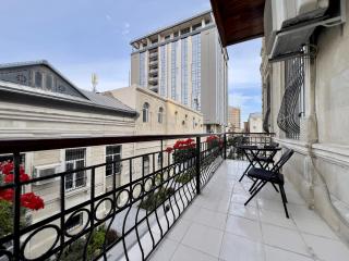 Private-balcony flat near Fountain Square - 0