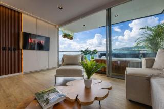 High-Rise Luxury with Private Jacuzzi & Skyline - 2