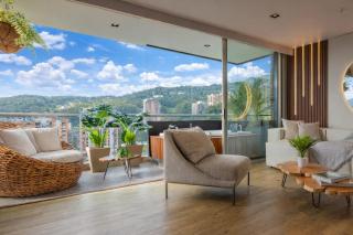 High-Rise Luxury with Private Jacuzzi & Skyline - 1