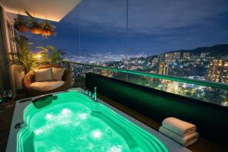 High-Rise Luxury with Private Jacuzzi & Skyline - 8