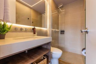 High-Rise Luxury with Private Jacuzzi & Skyline - 6