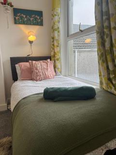 #207 Stylish Tredegar Home - Sleeps 7 - 8