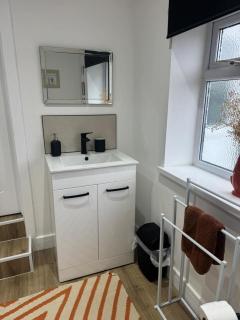 #207 Stylish Tredegar Home - Sleeps 7 - 2