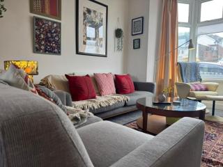 #207 Stylish Tredegar Home - Sleeps 7 - 1