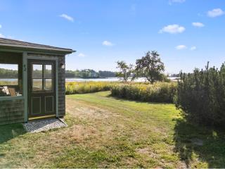 Peaceful coastal cabin with screened porch, water view of the cove, dog-friendly - 7