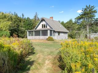 Peaceful coastal cabin with screened porch, water view of the cove, dog-friendly - 6