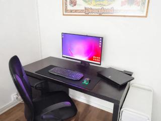 Free Parking, Near Station - Cozy Home with Fully Equipped Kitchen and Work Desk - 8