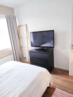 Free Parking, Near Station - Cozy Home with Fully Equipped Kitchen and Work Desk - 4