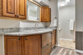 1 Mi to Oakland City University: Modern Apt - 2