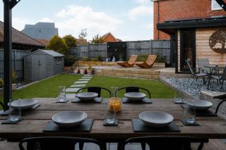 Perfect Booking Spacious 3-Bed Home with Garden and Outhouse - 0