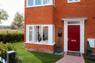 Perfect Booking Spacious 3-Bed Home with Garden and Outhouse - 6