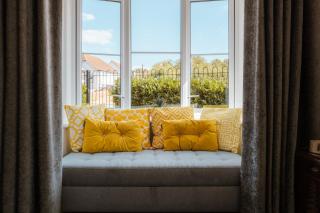Perfect Booking Spacious 3-Bed Home with Garden and Outhouse - 2