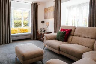 Perfect Booking Spacious 3-Bed Home with Garden and Outhouse - 3