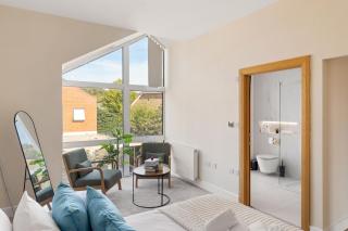 Elegant 4-Bedroom Ascot Retreat - 8