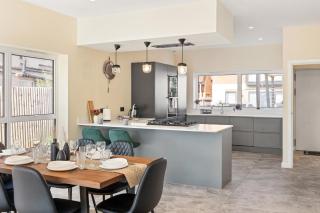 Elegant 4-Bedroom Ascot Retreat - 2