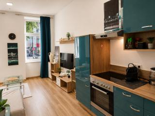 Gutbau com, Whole Apartment 4u, Self-Check-in, Top-Location, Underground & Shops under window, 3-5min Walking to Swimming & footbal Stadion, Wake-up in sunshine - 6