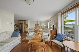 Larose Lakefront Chalet - 6