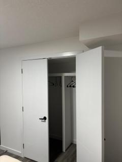 Prime Location, beautiful modern one bedroom spacious suite few minutes to West Edmonton Mall and Enoch Cree Casino - 3