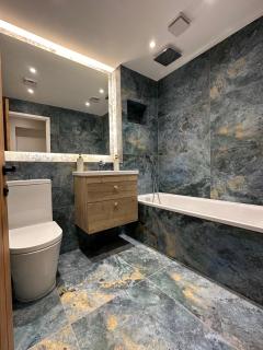 Apartment Sleeps 4 - Free Parking & WiFi - 3