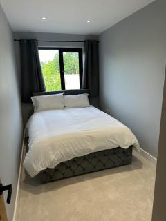 Apartment Sleeps 4 - Free Parking & WiFi - 6