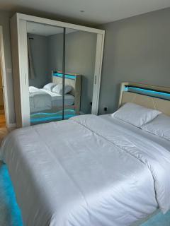 Apartment Sleeps 4 - Free Parking & WiFi - 7