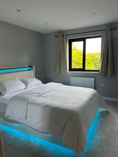 Apartment Sleeps 4 - Free Parking & WiFi - 8