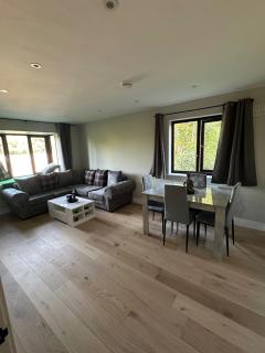 Apartment Sleeps 4 - Free Parking & WiFi - 9