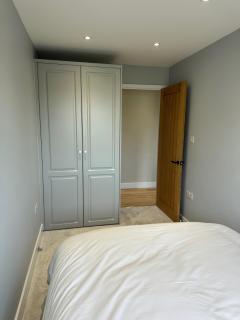 Apartment Sleeps 4 - Free Parking & WiFi - 4