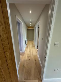 Apartment Sleeps 4 - Free Parking & WiFi - 1