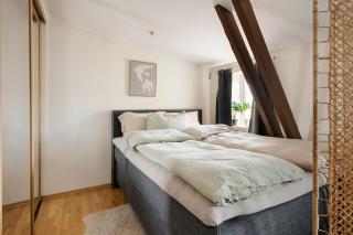 Studio by the canal, 4 beds, city centre - 1