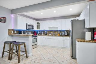 Escape GameRoom, BAR, BBQ, Spacious,KING Bed, All Luxury mattresses, Near Beach, 6 blocks away from Bars, Nite Clubs, Res, Shops - 1