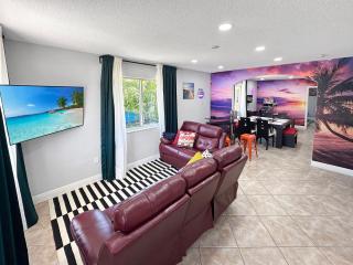Vacay Spot Happy Escape 15 Min Beach Massage Shower Prime LOC! 6 blocks away from Bars, Nite Clubs, Res, Shops - 1