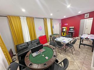 Vacay Spot Gables 4 to 23 Guest GameRoom 2 Kitchens 2 BBQ, 2 BAR, Backyard, Patio, Prime LOC! 6 blocks away from Bars, Nite Clubs, Res, Shops - 4