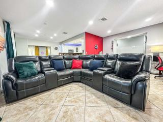 Vacay Spot Gables 4 to 23 Guest GameRoom 2 Kitchens 2 BBQ, 2 BAR, Backyard, Patio, Prime LOC! 6 blocks away from Bars, Nite Clubs, Res, Shops - 2