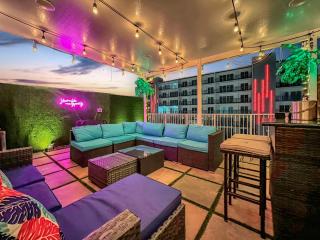 Vacay Spot experience Luna Sky! 65" TV BAR, BBQ, SHOWER massage jets, music, go to FL Keys - 2