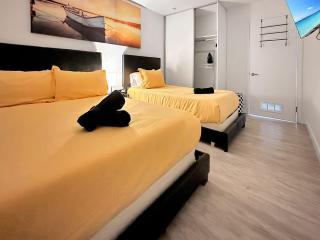 Vacay Spot experience Luna Sky! 65" TV BAR, BBQ, SHOWER massage jets, music, go to FL Keys - 1