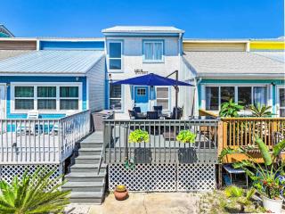 100 Yards to Beach! Fire Pit, 3 Decks, Dogs OK! - 4