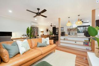Resort Retreat in Mundingburra | Pool, BBQ - 9