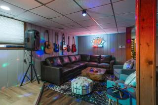 Spacious Honky Tonk, Karaoke, Hot Tub, Sauna, 4-BR, Sleeps up to 11 Guests, Family-Friendly, 5 min walk to lake, Free Parking - 9